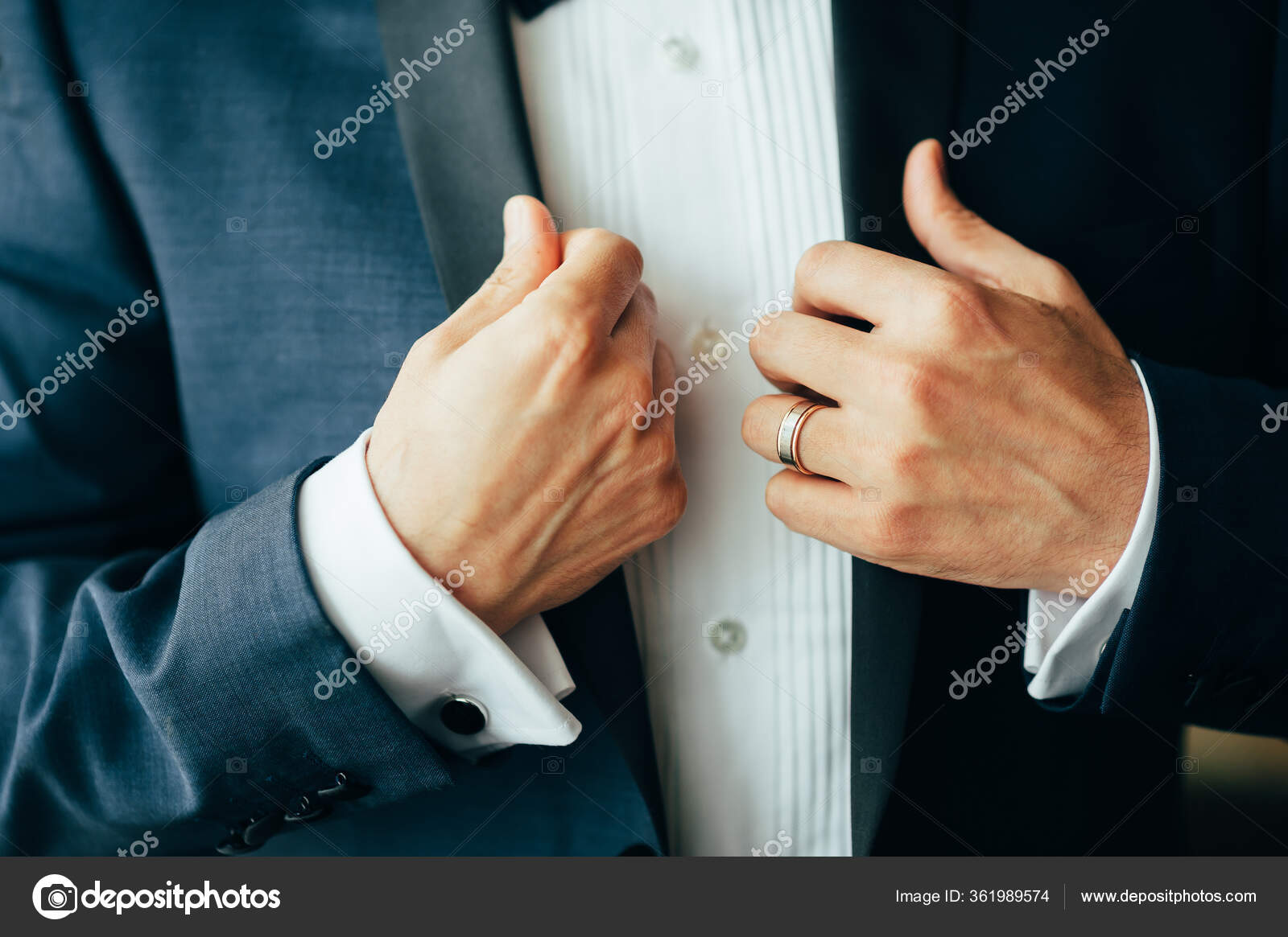 白衬衫背景上的男性手袖扣和手表袖子衬衫特写镜头 图库照片 C Fotosedrik 白衬衫背景上的男性手袖扣和手表袖子衬衫特写镜头 图库照片 C Fotosedrik