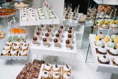 Farklı meyveli tatlılar ve masada meyveler. Restoran sunumu, yemek, parti konsepti