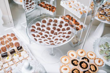 Farklı meyveli tatlılar ve masada meyveler. Restoran sunumu, yemek, parti konsepti