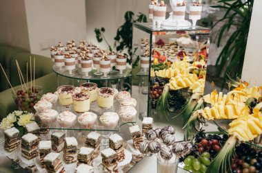 Açık büfede leziz tatlılar. Şeker çubuğu