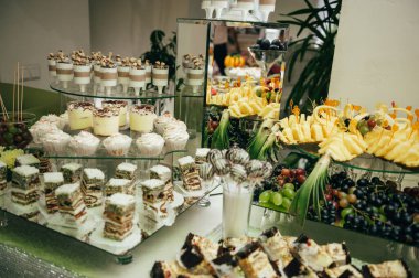 Açık büfede leziz tatlılar. Şeker çubuğu