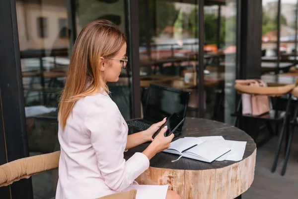 Retrato Una Encantadora Mujer Negocios Charlando Teléfono Inteligente Mientras Espera — Foto de Stock