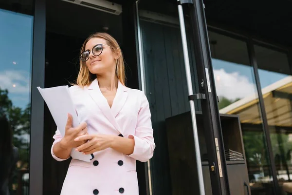 Retrato Una Exitosa Mujer Negocios Sosteniendo Una Tableta Digital Una — Foto de Stock