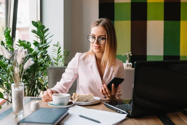 Hermosas Mujeres Negocios Están Sentadas Para Analizar Plan Trabajo Chica —  Fotos de Stock