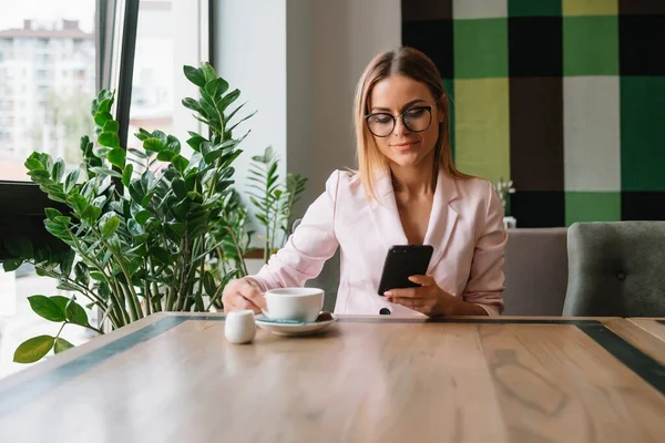 Mujer Negocios Sonriente Utilizando Tablet Cafetería —  Fotos de Stock