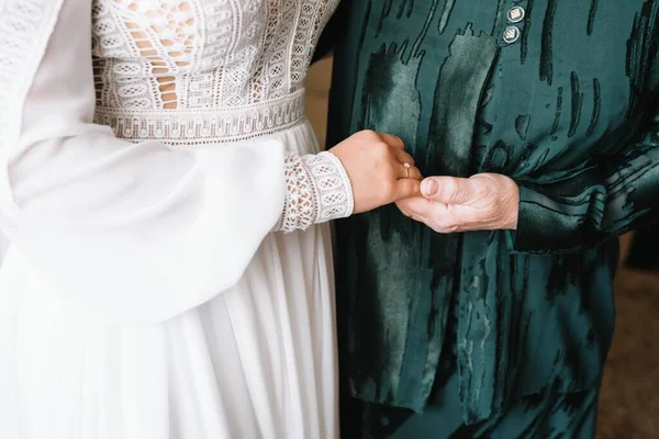 Pengantin Pada Hari Pernikahan Memegang Tangan Ibunya Seorang Wanita Tua — Stok Foto