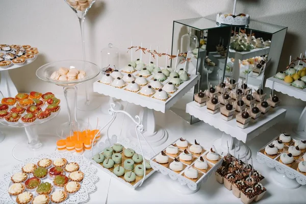 Différents Desserts Aux Fruits Avec Des Fruits Dans Des Verres — Photo