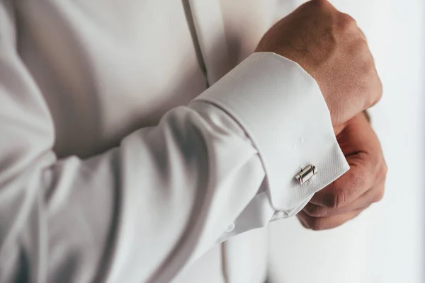 Férfi Kéz Háttérben Egy Fehér Ing Ingujj Mandzsettagombokkal Órákkal Fényképezett — Stock Fotó