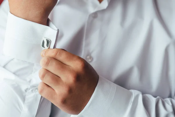 白いシャツを背景に男性の手 袖口と腕時計付きのスリーブシャツ クローズアップ撮影 — ストック写真