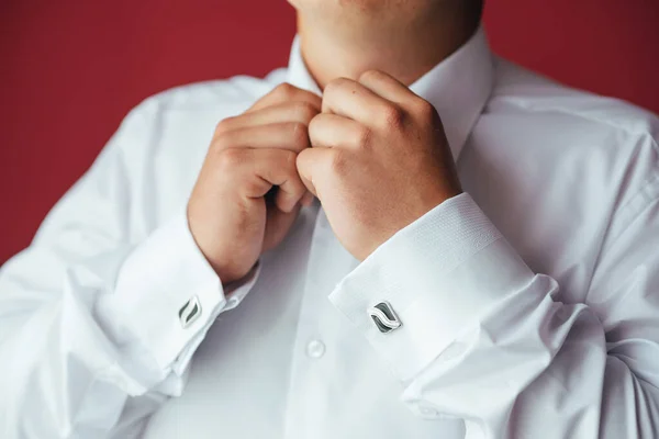 白衬衫背景上的男性手 袖扣和手表袖子衬衫 特写镜头 — 图库照片