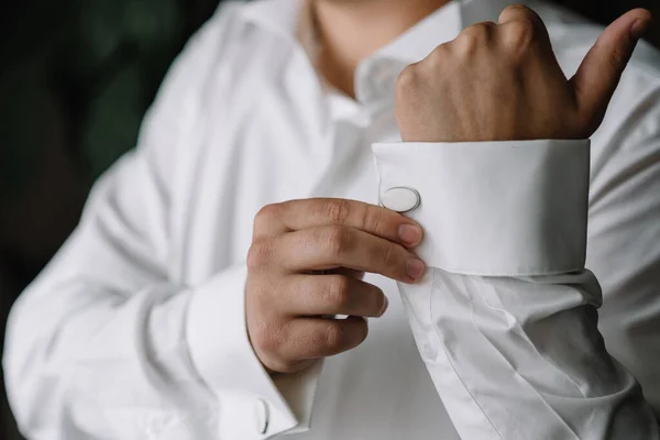Чоловічі Руки Фоні Білої Сорочки Рукавної Сорочки Запонки Годинники Сфотографовані — стокове фото