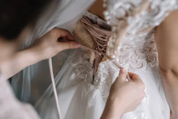 Pengiring Pengantin Mempersiapkan Pengantin Wanita Pengiring Pengantin Membantu Mengikat Gaun — Stok Foto