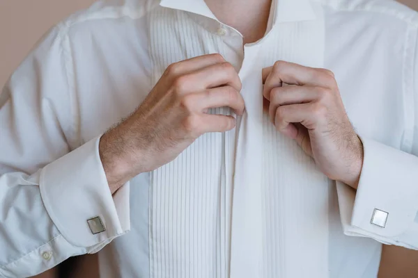 Мужские Руки Фоне Белой Рубашки Рукавная Рубашка Запонками Часами Сфотографирован — стоковое фото