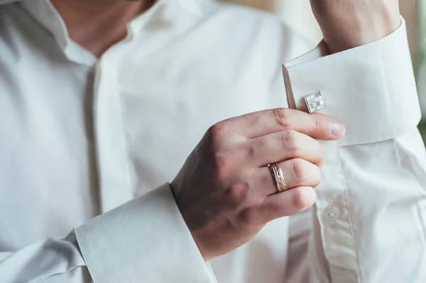 Männliche Hände Auf Weißem Hemd Ärmelhemd Mit Manschettenknöpfen Und Armbanduhren — Stockfoto