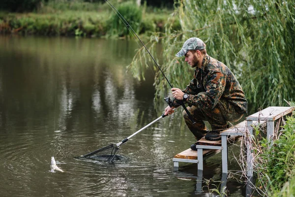 Kalastus Joessa Kalastaja Jolla Onki Joen Rannalla Mies Kalastaja Saaliit — kuvapankkivalokuva