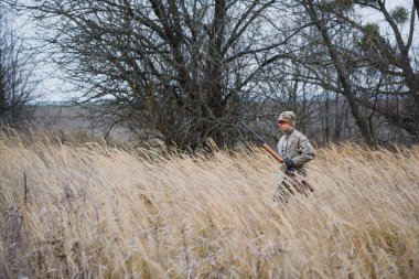 Avlanma izni. Vahşi hayvan bekçisi doğa geçmişi. Avcı boş zamanlarını avlanarak geçirir. Avcı tüfekleri tutar. Deneyimli avcının odaklanması ve konsantrasyonu. Avlanma ve avlanma mevsimleri.