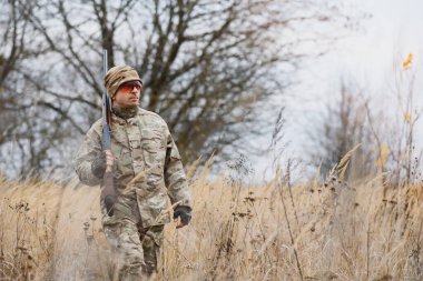 Avcılık, savaş, ordu ve halk kavramı - genç asker, korucu ya da ormanda silahlı avcı