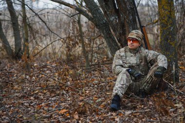 Avlanma izni. Vahşi hayvan bekçisi doğa geçmişi. Avcı boş zamanlarını avlanarak geçirir. Avcı tüfekleri tutar. Deneyimli avcının odaklanması ve konsantrasyonu. Avlanma ve avlanma mevsimleri.