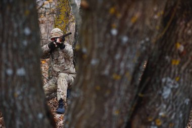 Avlanma izni. Vahşi hayvan bekçisi doğa geçmişi. Avcı boş zamanlarını avlanarak geçirir. Avcı tüfekleri tutar. Deneyimli avcının odaklanması ve konsantrasyonu. Avlanma ve avlanma mevsimleri.