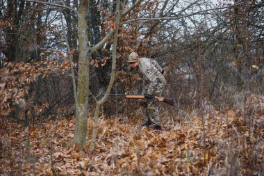 Avcılık, savaş, ordu ve halk kavramı - genç asker, korucu ya da ormanda silahlı avcı
