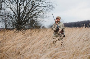 Avlanma izni. Vahşi hayvan bekçisi doğa geçmişi. Avcı boş zamanlarını avlanarak geçirir. Avcı tüfekleri tutar. Deneyimli avcının odaklanması ve konsantrasyonu. Avlanma ve avlanma mevsimleri.