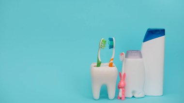 Renkli arka planda duş aksesuarları. Mavi arka planda banyo ayarları. Vücut hijyeni..