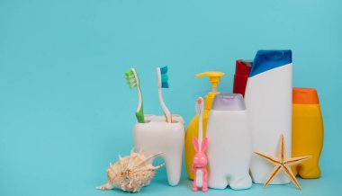 Renkli arka planda duş aksesuarları. Mavi arka planda banyo ayarları. Vücut hijyeni..