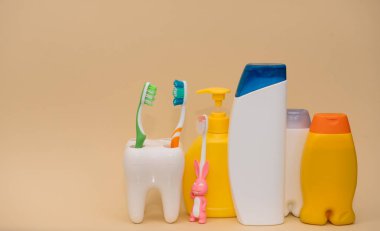 Renkli arka planda duş aksesuarları. Mavi arka planda banyo ayarları. Vücut hijyeni..