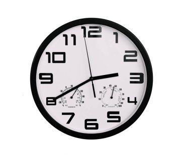 Beyaza izole edilmiş klasik siyah beyaz duvar saati. Duvarında Arap rakamları olan saat 2: 40, 14: 40 gösteriyor.