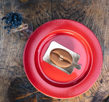 Bir parça çikolatalı pasta. Masada nane şekeri var. Yakın plan.