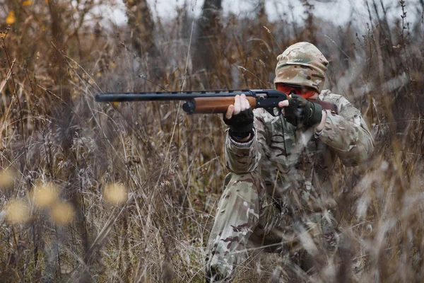 Cazador Hombres Con Arma Mientras Está Sentado Apunta Bosque Concepto — Foto de Stock