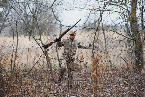 狩猎许可证 人类残忍的猎手自然背景 猎手用业余时间打猎 猎人拿着松饼 有经验的猎人的专注和集中 狩猎和捕猎季节 — 图库照片