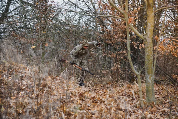 Avcı üniformalı ve av tüfekli. Av Konsepti