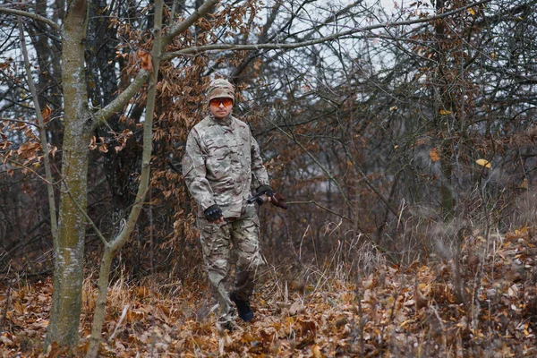 猎人穿着制服拿着猎枪狩猎概念 — 图库照片