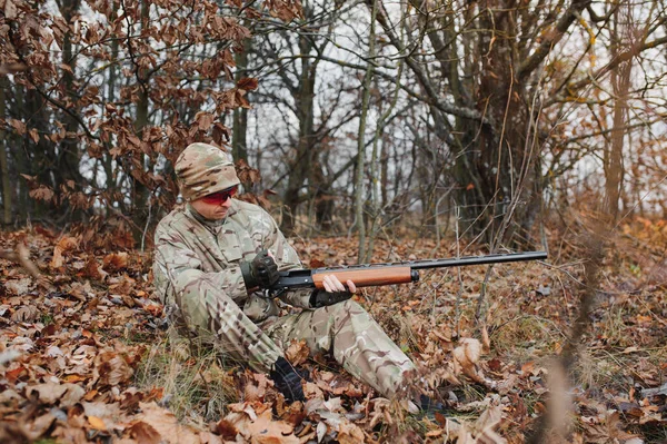 猎人穿着制服拿着猎枪狩猎概念 — 图库照片