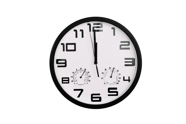 単純な古典的な黒と白の丸みを帯びた壁の時計は白で隔離された 壁にアラビア数字の時計は12 00を示しています — ストック写真