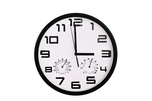 単純な古典的な黒と白の丸みを帯びた壁の時計は白で隔離された 壁にアラビア数字の時計は15 00を示しています — ストック写真