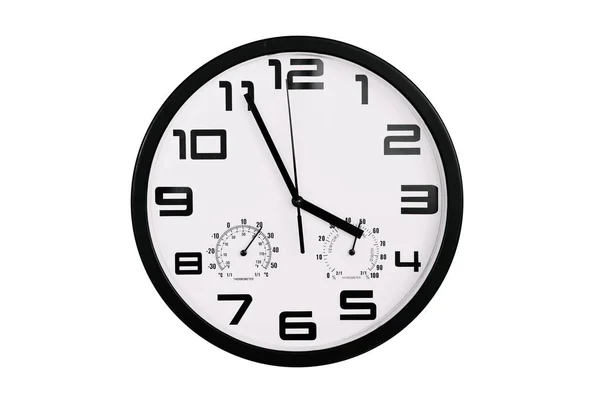 単純な古典的な黒と白の丸みを帯びた壁の時計は白で隔離された 壁にアラビア数字の時計は15 55を示しています — ストック写真