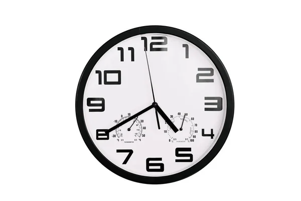 単純な古典的な黒と白の丸みを帯びた壁の時計は白で隔離された 壁にアラビア数字の時計は16 40を示しています — ストック写真