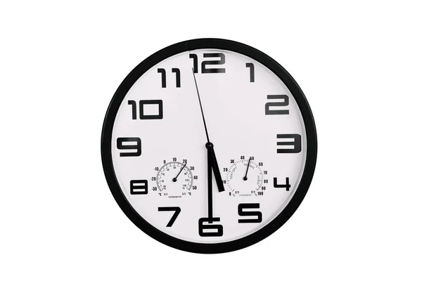 単純な古典的な黒と白の丸みを帯びた壁の時計は白で隔離された 壁にアラビア数字の時計は17 30を示しています — ストック写真