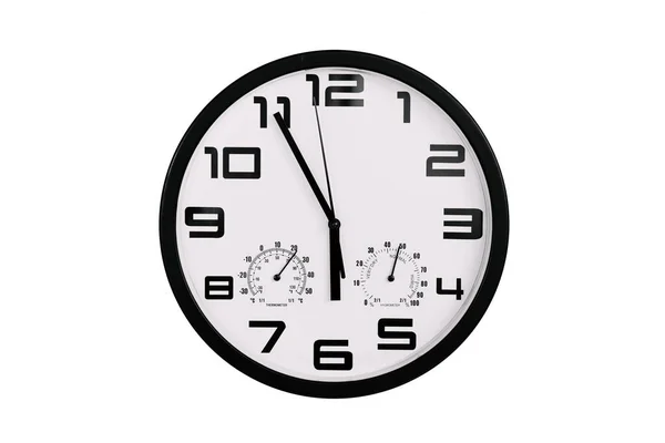 単純な古典的な黒と白の丸みを帯びた壁の時計は白で隔離された 壁にアラビア数字の時計は17 55を示しています — ストック写真