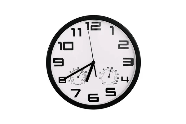 単純な古典的な黒と白の丸みを帯びた壁の時計は白で隔離された 壁にアラビア数字の時計は18 40を示しています — ストック写真