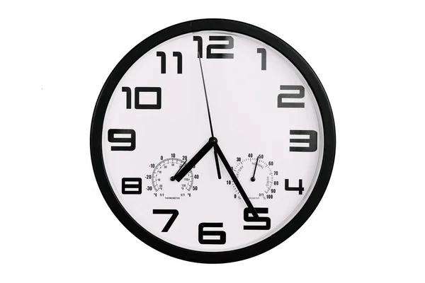 単純な古典的な黒と白の丸みを帯びた壁の時計は白で隔離された 壁にアラビア数字の時計は19 25を示しています — ストック写真