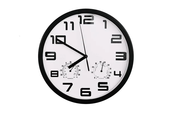 単純な古典的な黒と白の丸みを帯びた壁の時計は白で隔離された 壁にアラビア数字の時計は19 50を示しています — ストック写真