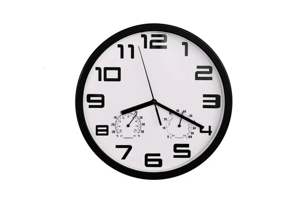 単純な古典的な黒と白の丸みを帯びた壁の時計は白で隔離された 壁にアラビア数字の時計は20 20を示しています — ストック写真
