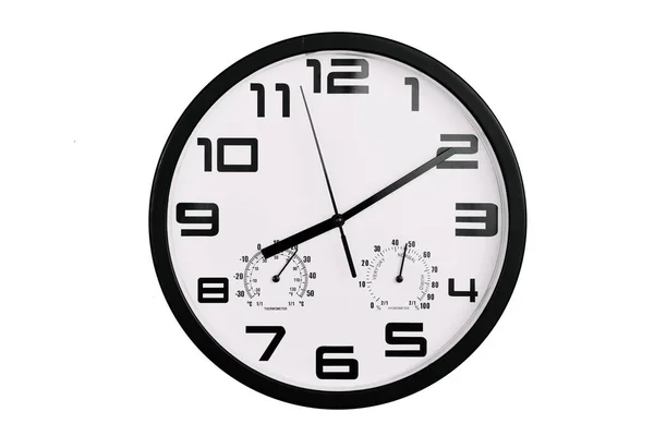 単純な古典的な黒と白の丸みを帯びた壁の時計は白で隔離された 壁にアラビア数字の時計は20 10を示しています — ストック写真