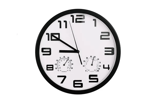 単純な古典的な黒と白の丸みを帯びた壁の時計は白で隔離された 壁にアラビア数字の時計は20 50を示しています — ストック写真