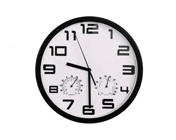 単純な古典的な黒と白の丸みを帯びた壁の時計は白で隔離された 壁にアラビア数字の時計は9 30を示しています — ストック写真