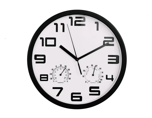 简单经典的黑白圆形墙时钟隔离在白色上 墙上有阿拉伯数字的时钟显示10 — 图库照片