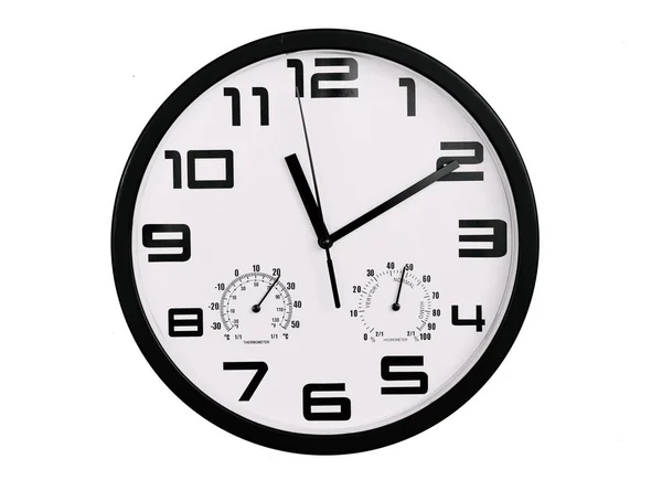 単純な古典的な黒と白の丸みを帯びた壁の時計は白で隔離された 壁にアラビア数字の時計は11 10を示しています — ストック写真